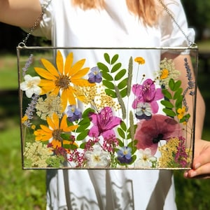 Pressed flower, real flowers, botanical art, flower wall art, pressed flower gift, hanging glass decor, suncatcher, original and unique gift