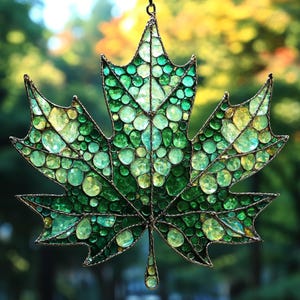 Green Mosaic Leaf Acrylic Window Hanging – Faux Stained Glass Maple Suncatcher, Botanical Sun Catcher, Gift for Garden & Nature Enthusiasts